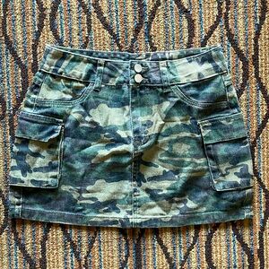Women’s army print mini skirt